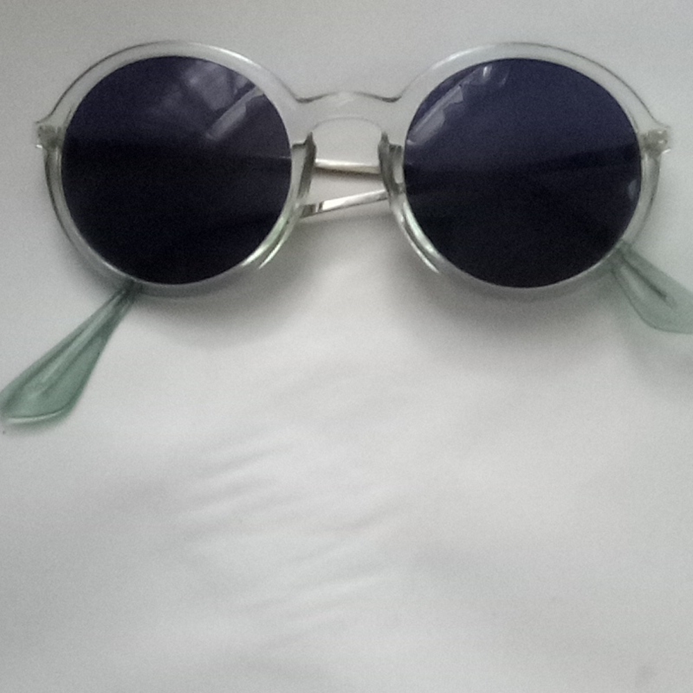 Glasses - Picture 2 of 3